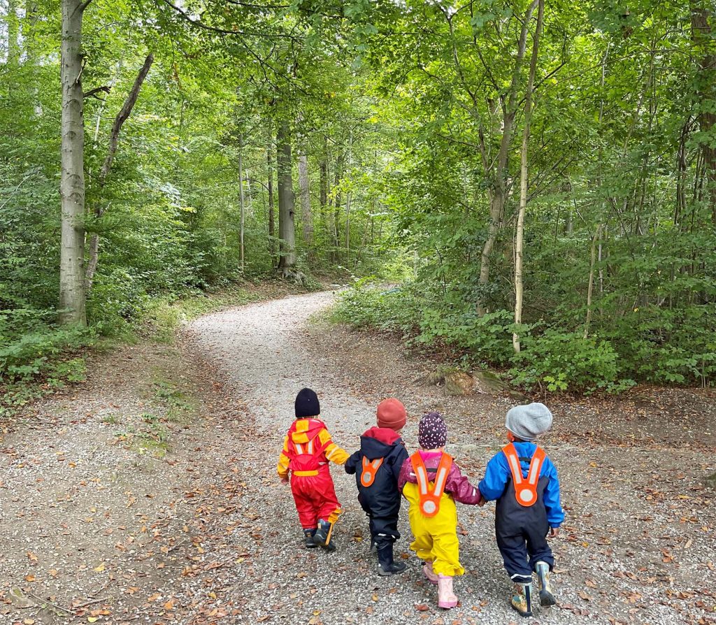 Kleinkinder der Kita im Wald