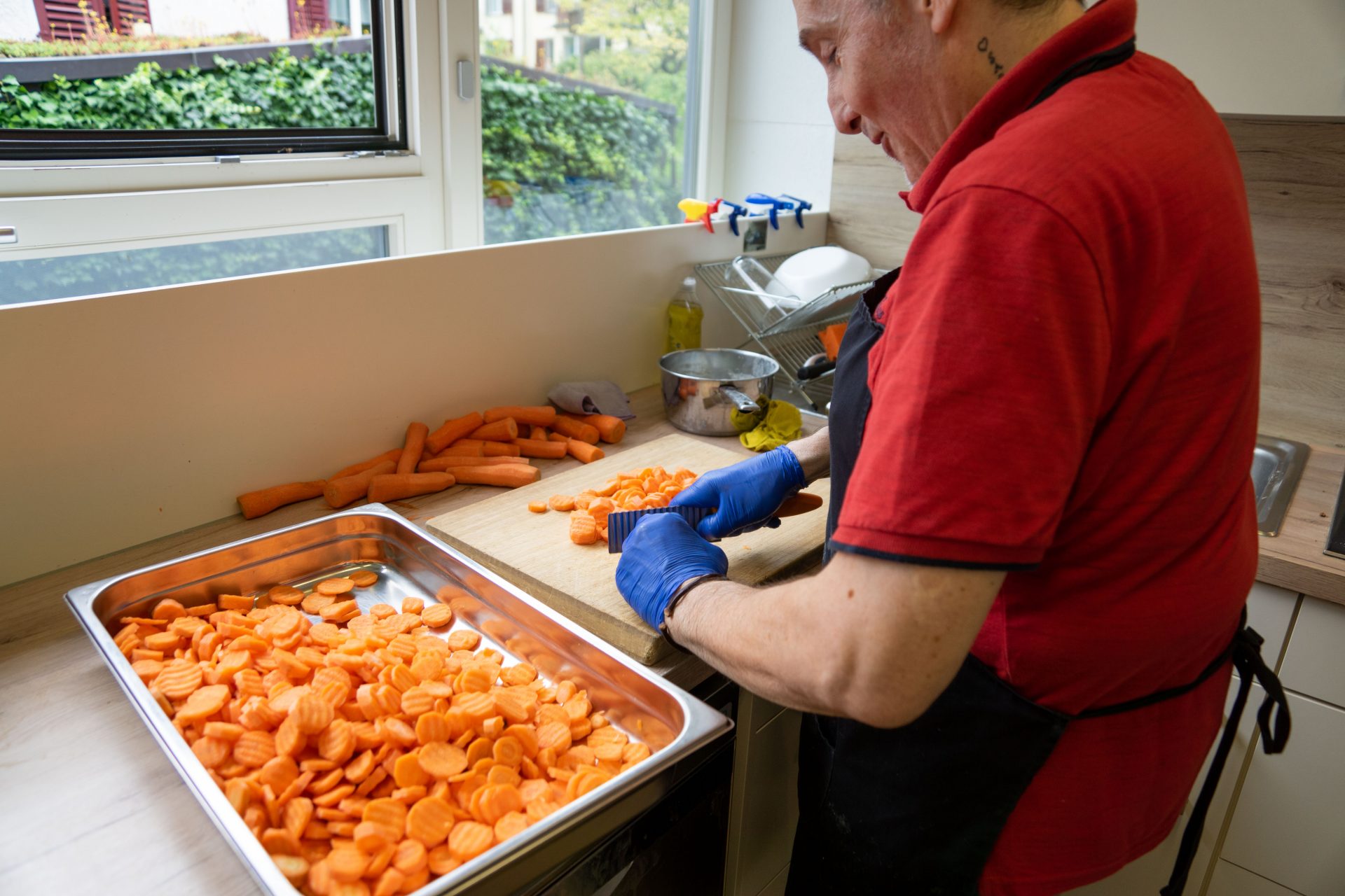 Krippenkoch rüstet Karotten